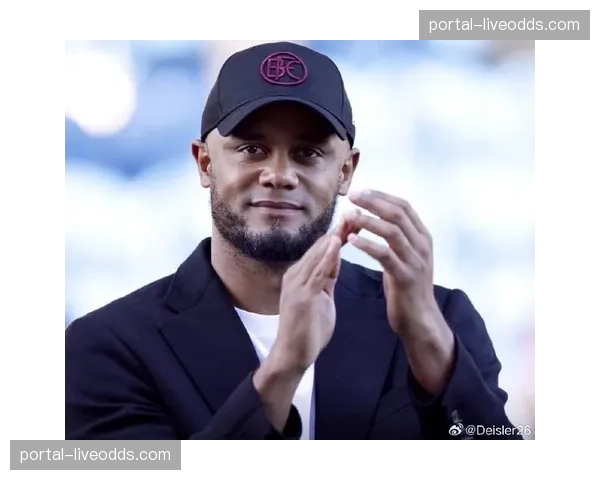 终场哨响，率领球队保级成功的伯恩利主帅孔帕尼泪洒赛场