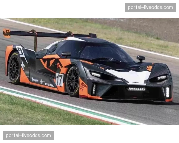 雨中激战，弗罗西诺内主场部分顶棚漏水比赛一度中断