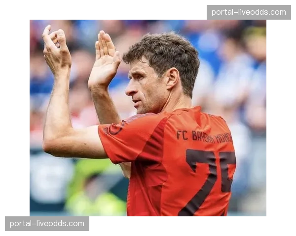 特写：老将穆勒替补登场完成德甲500场里程碑，安联全场起立致敬。